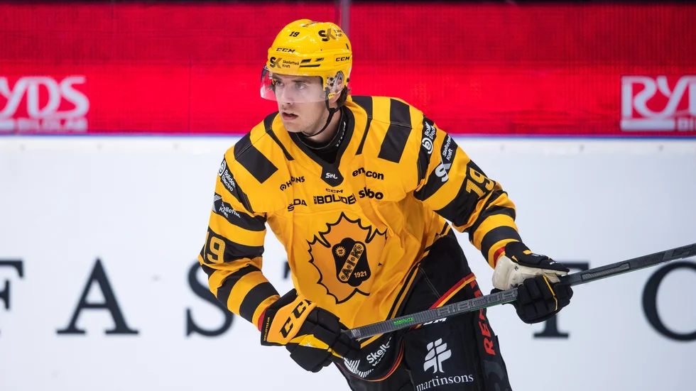 Filip Roos, vars deltagande under kvällen varit osäkert, är uppskriven som sjundeback i laguppställningen.
