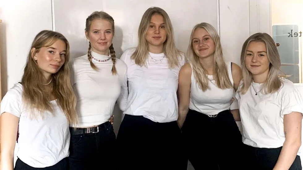 Julia Blom marknadsförare, Michaela Tenghed administratör, Ellen Forssén VD, Tova Johansson personalansvarig och Alicia Sylvefjord ekonomiansvarig.
