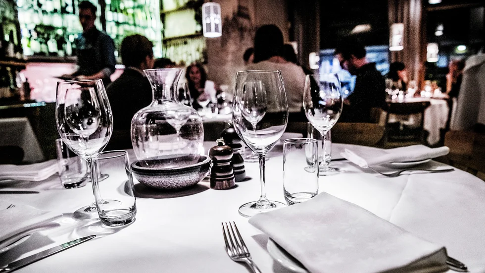 Uppemot 50 000 restauranganställda varslades eller sades upp under pandemin. Hur många som helt lämnat branschen vet man inte men rekryteringsproblemen har ökat.
