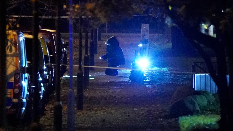 Nationella bombskyddets personal undersöker resterna av ett misstänkt farligt föremål efter att bombroboten skjutit sönder det på Cronmans väg på Rosengård i Malmö, natten till fredagen.