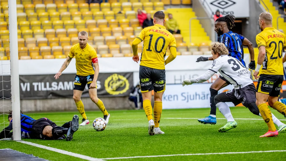 Simon Olsson serverade Johan Larsson öppet mål.