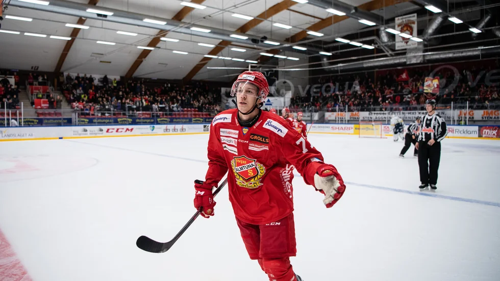 Sebastian Benker tar emot lagkamraternas jubel efter ett av sina tre mål i den dramatiska matchen mot HV 71, som avgjordes först efter straffar.