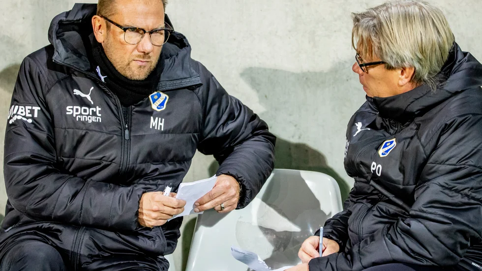 Halmstads tränare Magnus Haglund i samtal med analytikern Pelle Olsson. Reder de ut situationen och undviker kvalspel?