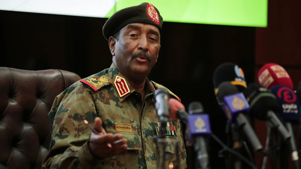 Generalen Abdel Fattah al-Burhan under en presskonferens på tisdagen.