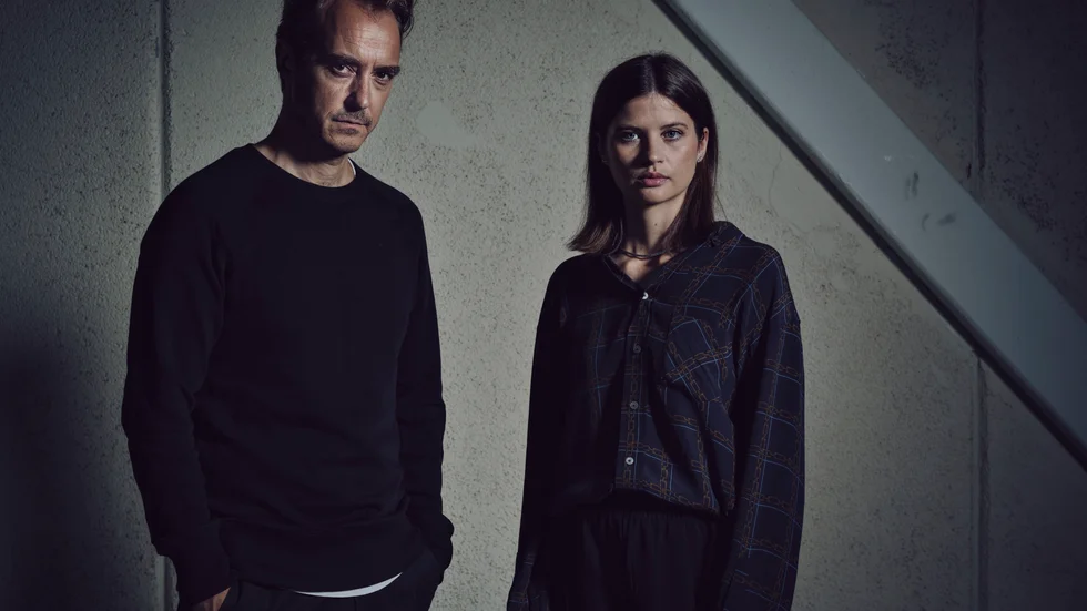 Jonas Karlsson och Hanna Ardéhn spelar far och dotter i "Nattryttarna". Pressbild
