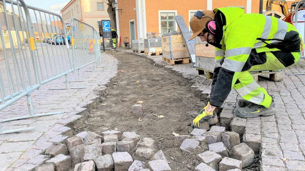 Joel Svärd gräver upp gatan inför Vattenfalls elledningsbyte.
