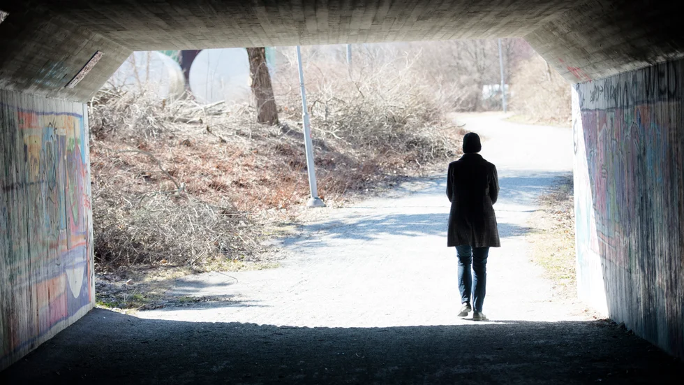 Kommuninvånaren upplever att tunneln är mörk och otrygg.