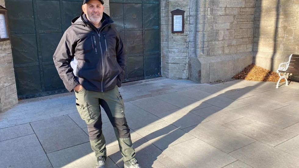 Sören Aldén berättar att han blev mästare i stenhuggeri i början av 2000-talet och för att få sitt mästarbrev gjorde han ett ekolon helt ur sten.
