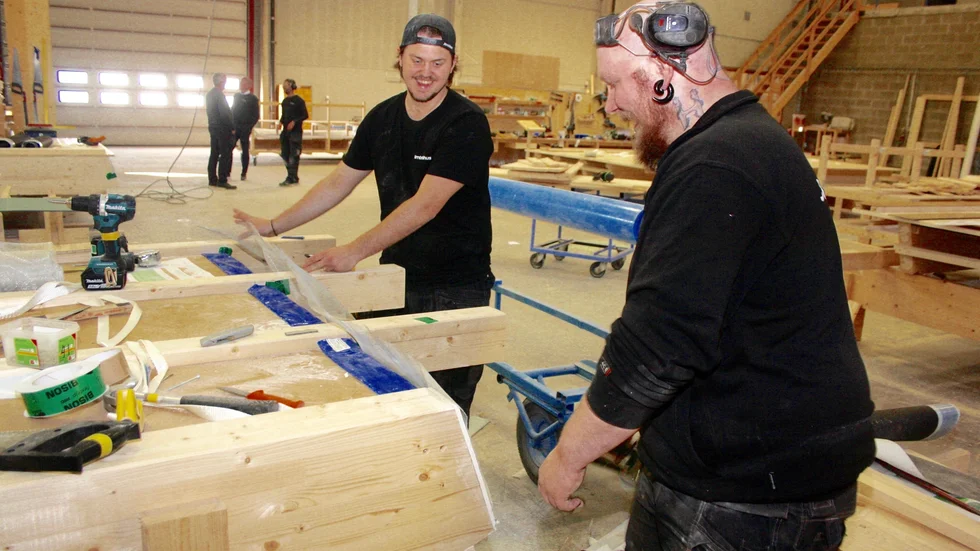 William Nilsson och Mathias Hedenstedt arbetar i Jörnträhus fabrik.