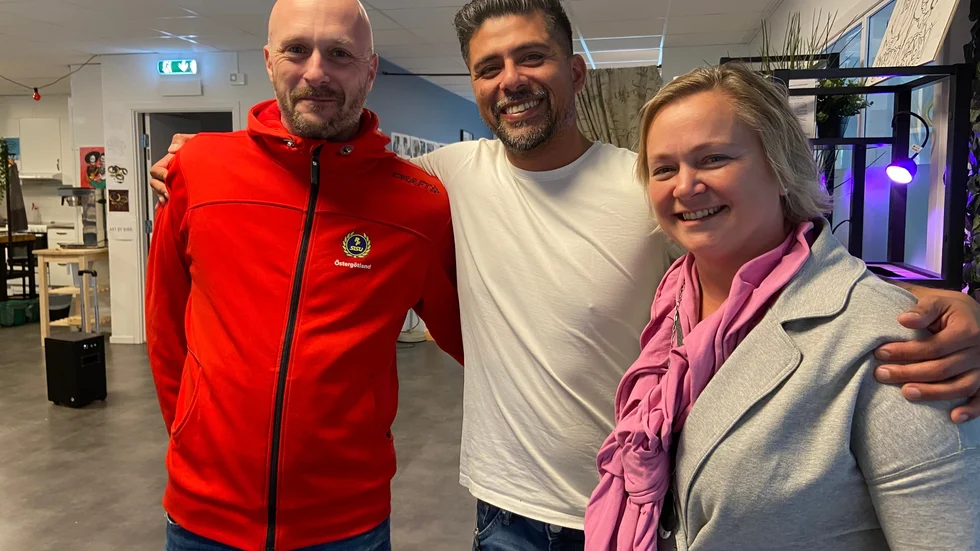 Samverkan mellan olika aktörer är en av framgångsfaktorerna bakom att Klockaretorpet inte längre klassas som utsatt område. Marcus André, RF Sisu, Marco Briones, verksamhetsledare på Kunskapens hus och Eva Fremred, diakon i Svenska kyrkan, firade på torsdagen.