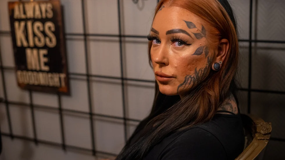 Michaela Kaukinen säger att många utgår ifrån att hon ska vara väldigt tuff när de ser hennes tatueringar. "Jag brukar säga att det är falsk marknadsföring – jag är egentligen väldigt mesig," skrattar hon.