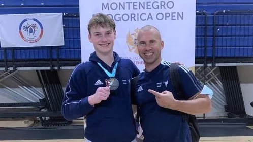 Linus Vesterlund, med sin silvermedalj, tillsammans med tränaren Niklas Andersson efter succén i Montenegro.
