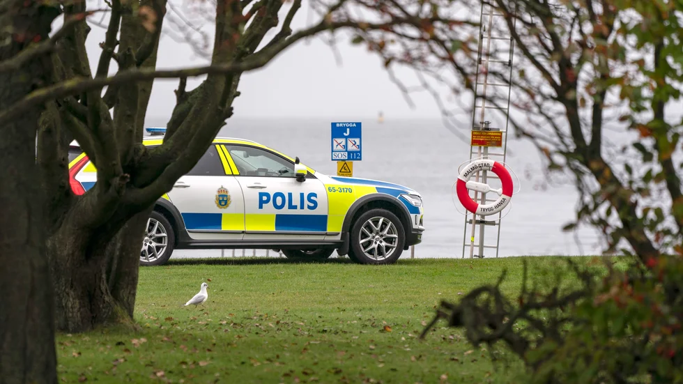 Polisen på plats vid badbryggorna på Sibbarpsstranden söder om Malmö efter att en kvinna hittats medvetslös i vattnet på måndagen.