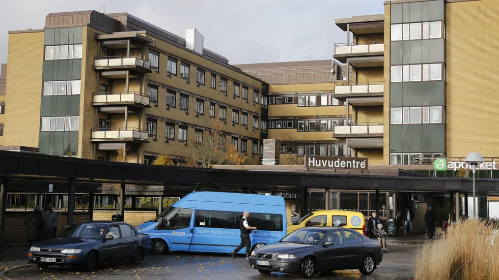 En man har förts till sjukhus sedan ett betongblock fallit från ett tak i samband med en renovering. Arkivbild.