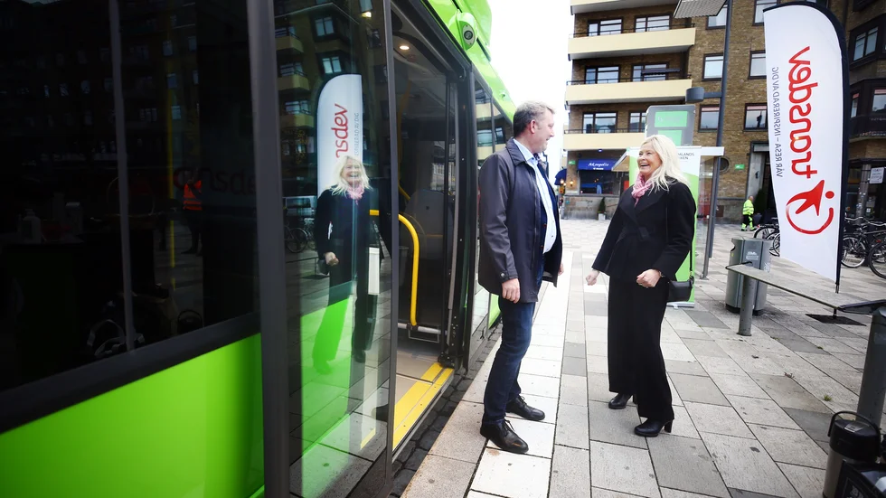 Joakim Karlén, verksamhetschef för allmänna kollektivtrafiken i region Sörmland, och Anna Höjer, vd för Transdev.