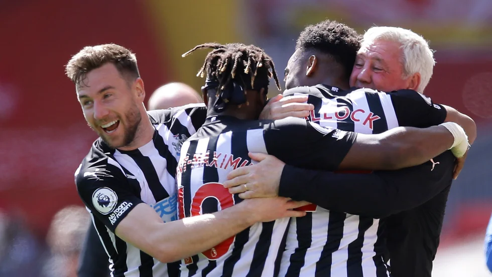 Newcastletränaren Steve Bruce kramas om av spelare efter ett mål. Arkivbild.