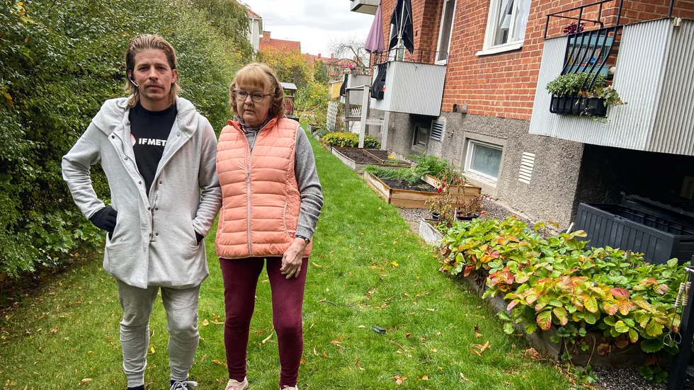 Emil Andersson och Anne-Lie Chorell är två av de boende på Muningatan som reagerarde på Kfast utskick angående utemiljön vid huset.