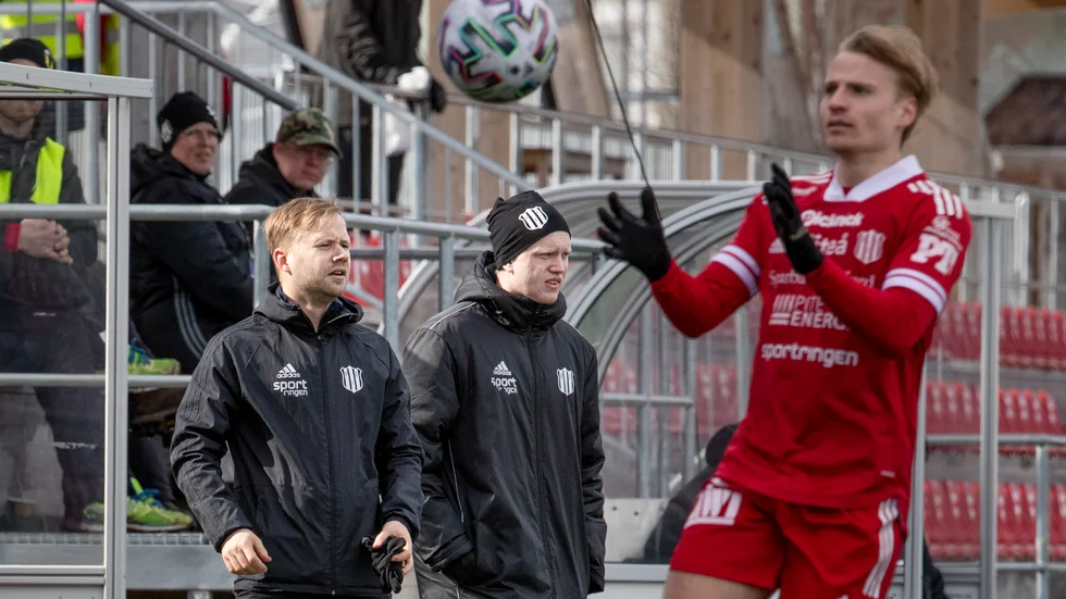 Björn Lindblom och Joakim Vikström är tränare i Piteå IF där Henrik Millbert fick utgå i halvtid.
