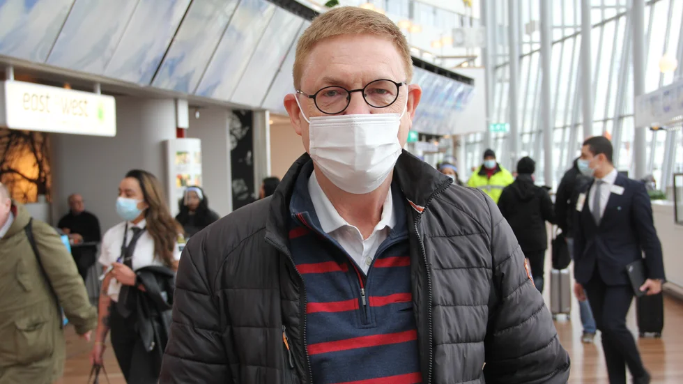 "Det var proppat med folk här ett tag, men de flesta hade munskydd", berättar Kenth Lövgren som var i Sky city där både många ankommande passagerare och avgående väntade när bombskyddsgruppen undersökte den misstänkta väskan.
