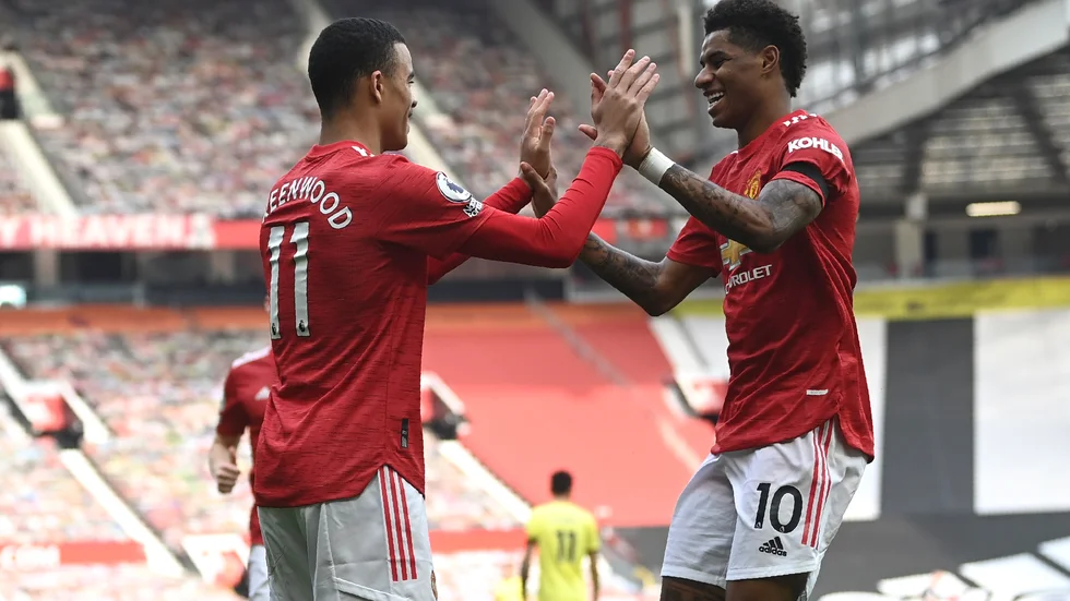 Mason Greenwood jublar tillsammans med Marcus Rashford.