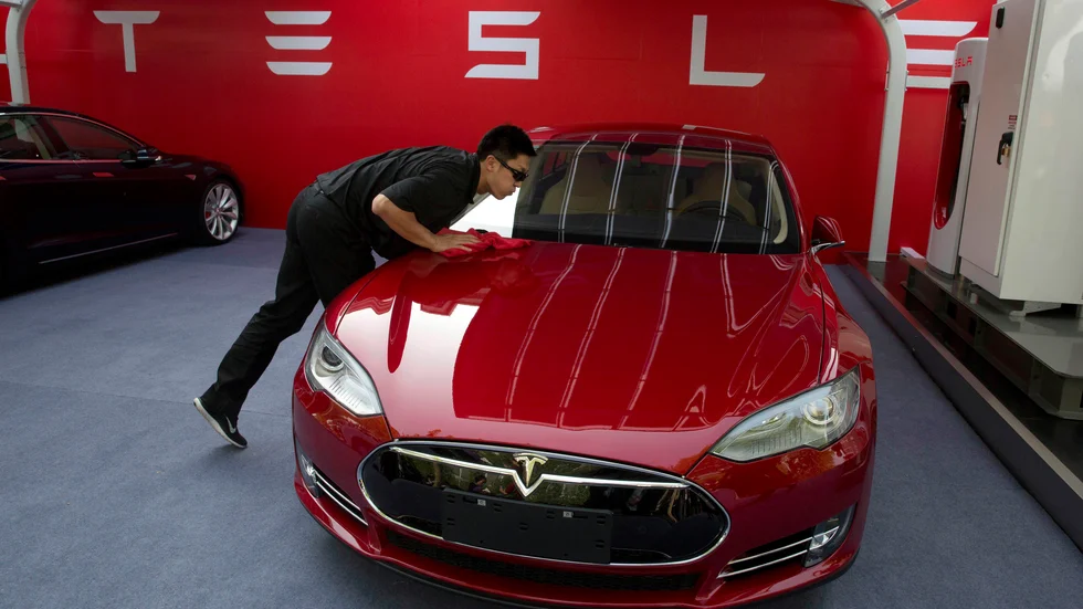 En Tesla Model S i en arkivbild från 2014.