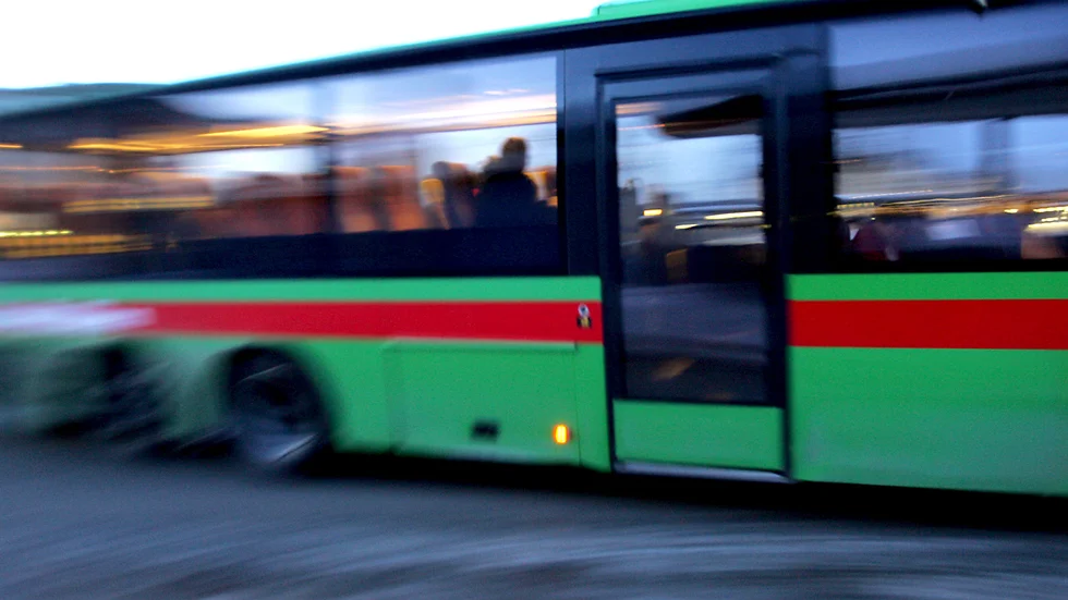 Blottaren befann sig på bussen mellan Katrineholm och Vingåker i tisdags och ska både ha blottat sig och onanerat. 