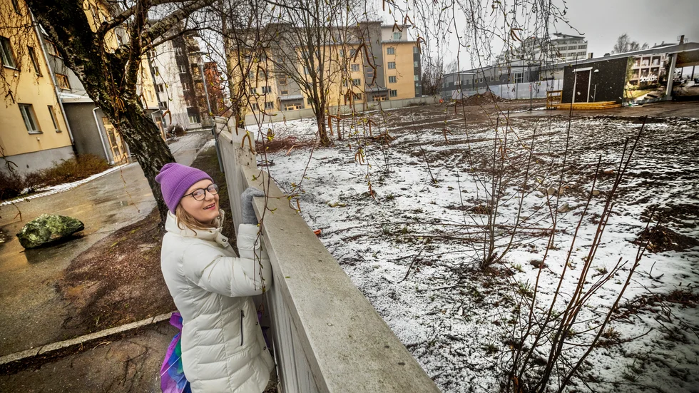 Uppsalastudenten Rebecka Larsdotter ska flytta in i ett nytt hus som ska byggas på Fyrisvallsgatan 10, ett projekt som beskrivs som en lyxigare form av studentboende. Här tittar hon in på tomten där huset ska stå.