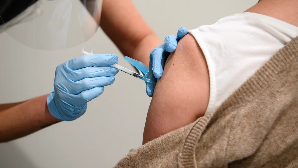 Flyktingarna från Ukraina erbjuds att boka tid för vaccinering genom regionens callcenter där det finns personal som talar ukrainska och ryska.
