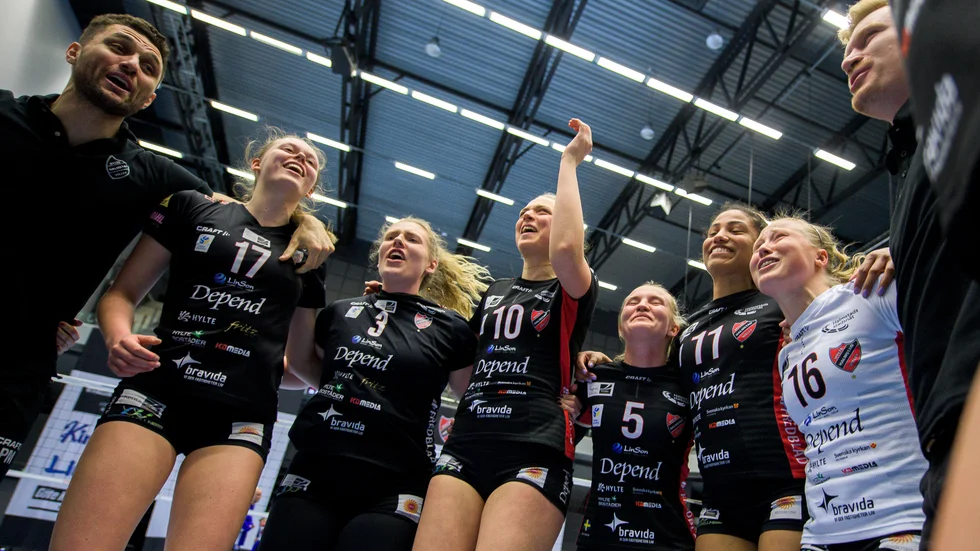 "Det är en helt fantastisk känsla att allt jag och vi har gjort tillsammans var värt det", säger Emmy Andersson (vit tröja), som vunnit SM-guld.