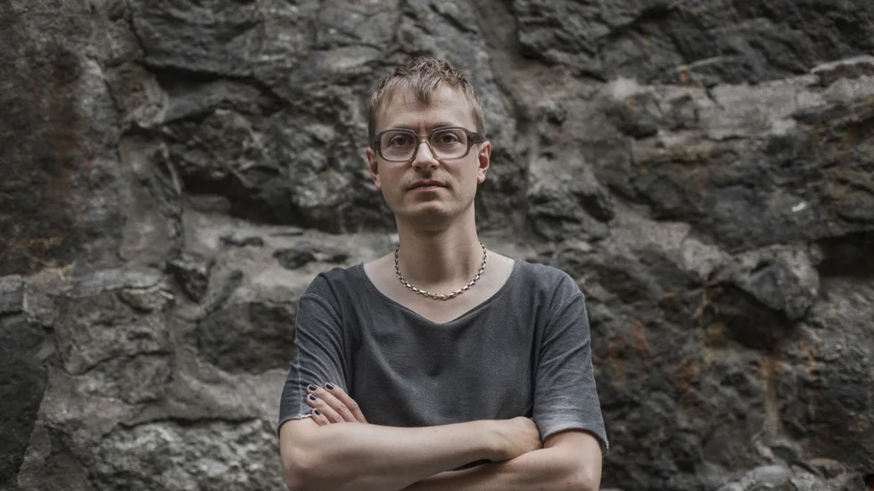 "Jag är djupt imponerad av "Undergången". Samtidigt tycker jag att den kolossala svartmålningen är för omfångsrik", skriver NSD:s recensent om Malte Perssons "Undergången":