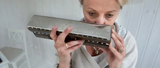 Strängnäsbor lär sig spela munspel med Louise Hoffsten: "Galen idé"