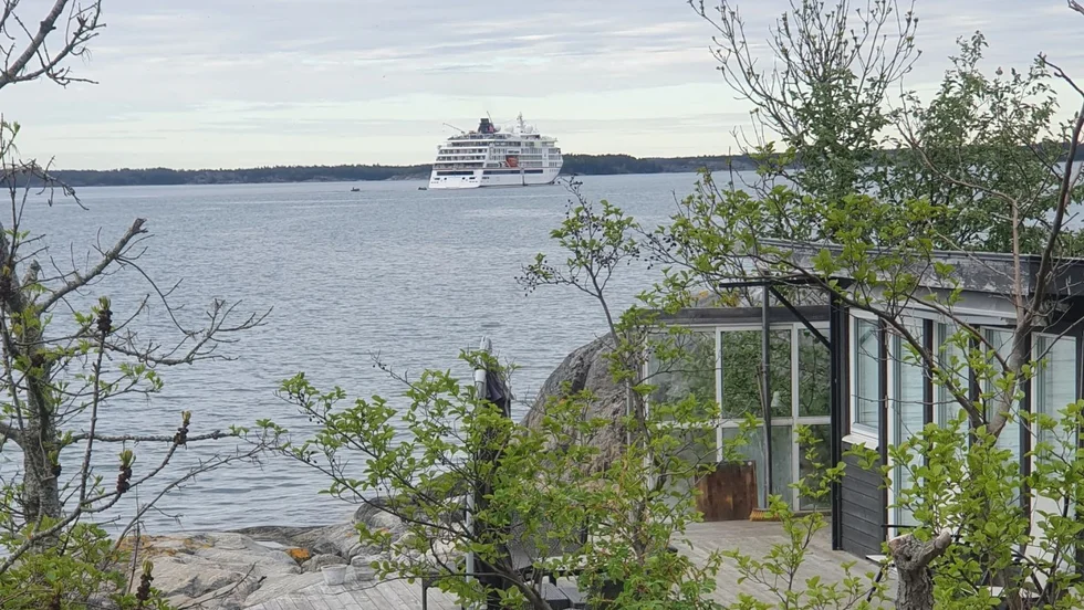"Jag har bott i skärgården i 50 år och aldrig sett en så stor båt så pass långt in i skärgården", säger Patrik Sundberg som såg båten från sitt hem på ön Lilla Koholmen.