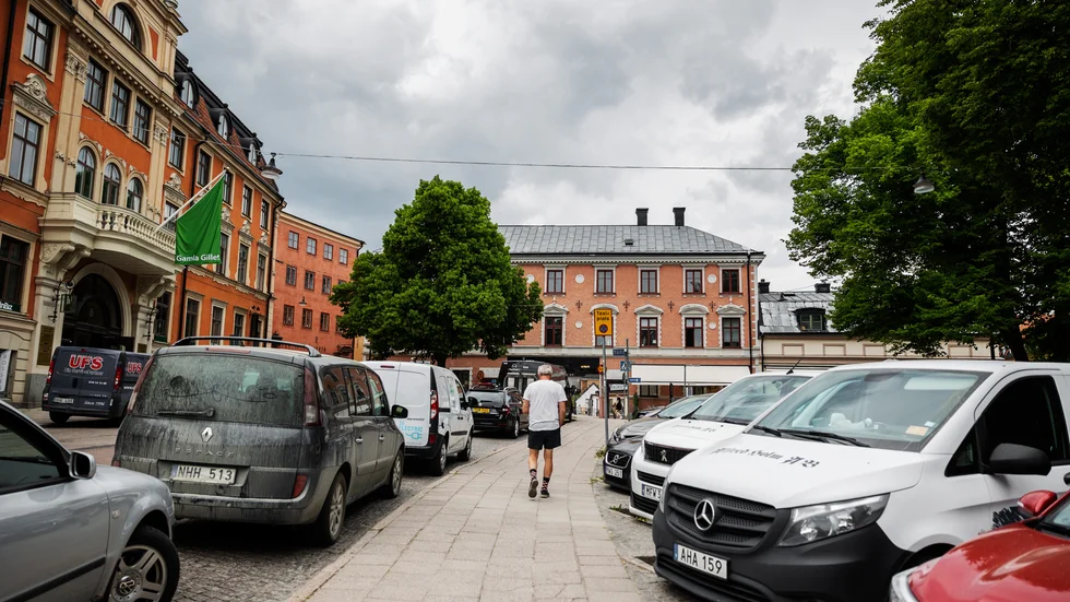 Både bilar och fotgängare behövs i city för att Uppsala ska förbli en levande stad, skriver insändarskribenten.