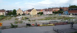 Bygget av idrottshallar och p-hus stoppas – nu dröjer det minst fem år: "Det är bedrövligt"