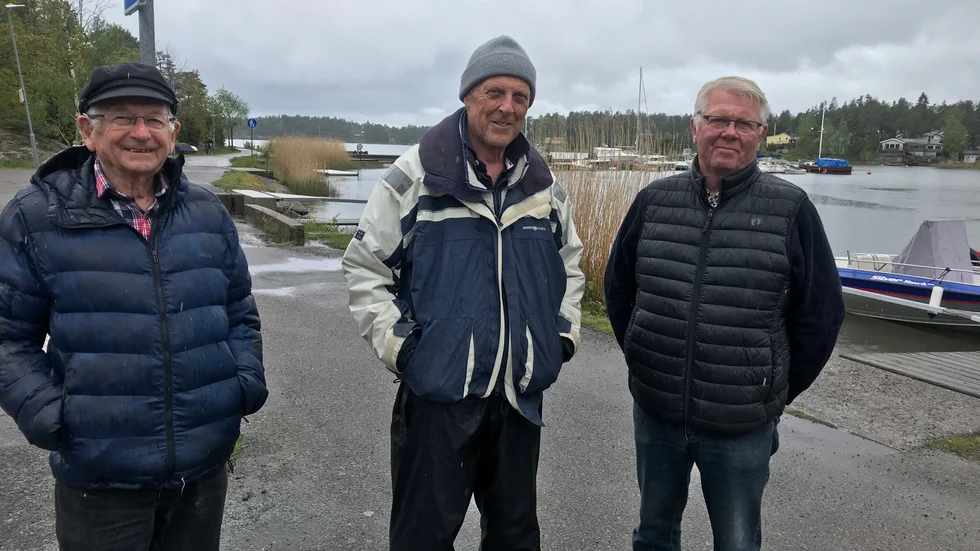 Båtägarna Bo Jender, Roger G Eriksson och Ulf Ringberger har startat en förening för att få lägre båtavgifter. Båtavgifterna försvaras av kommunalrådet.