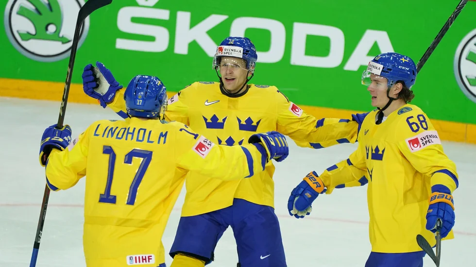 Tre Kronors spelare jublar efter ett av målen i matchen mot Slovakien. Segern innebär att Sverige fortfarande har chansen att nå kvartsfinal i ishockey-VM.