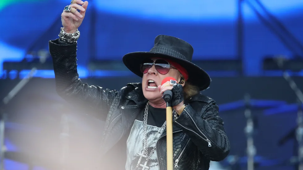 Det finns många problematiska artister och låtar, en av dem är ”One In A Million” av Guns N’ Roses. Men ska man sluta lyssna på musiken för det? Dennis Fahlgren säger nej. 
