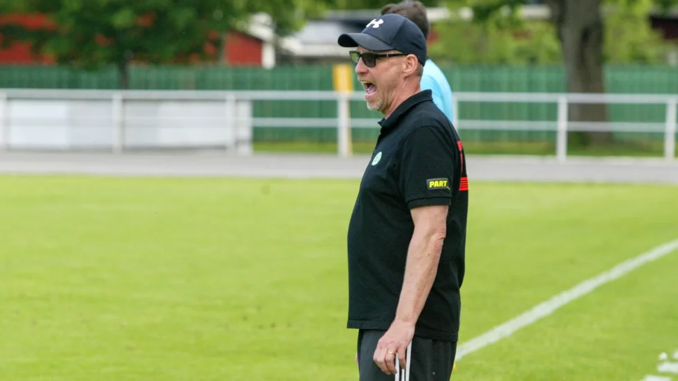 Mikael Linqvist var inte nöjd efter första halvlek - betydligt nöjdare efter slutsignalen.
