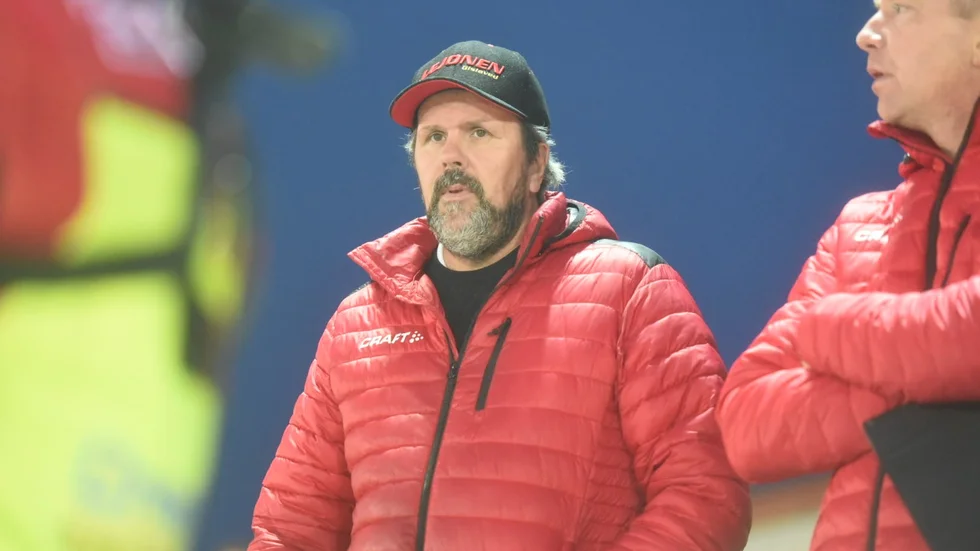 Anders Fröjd lagledare för Lejonen har sagt åt Stefan Ekberg att han är välkommen in i ledarstaben i finalmatcherna mot Smederna. Ekberg är dock inte säker på om han ska ta erbjudandet eller inte. 