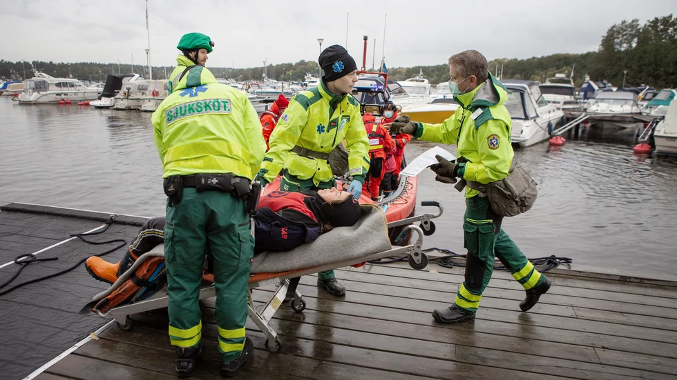 Räddningsövning vid Ekoln, Skarholmen. Räddningstjänst, polis och sjöräddningen på plats.