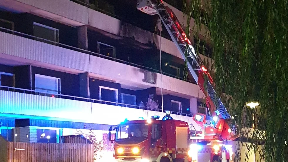 Under lördagskvällen utbröt en kraftig lägenhetsbrand i Brandkärr. Räddningstjänsten kunde dock få kontroll på branden innan den spred sig till någon annan lägenhet.