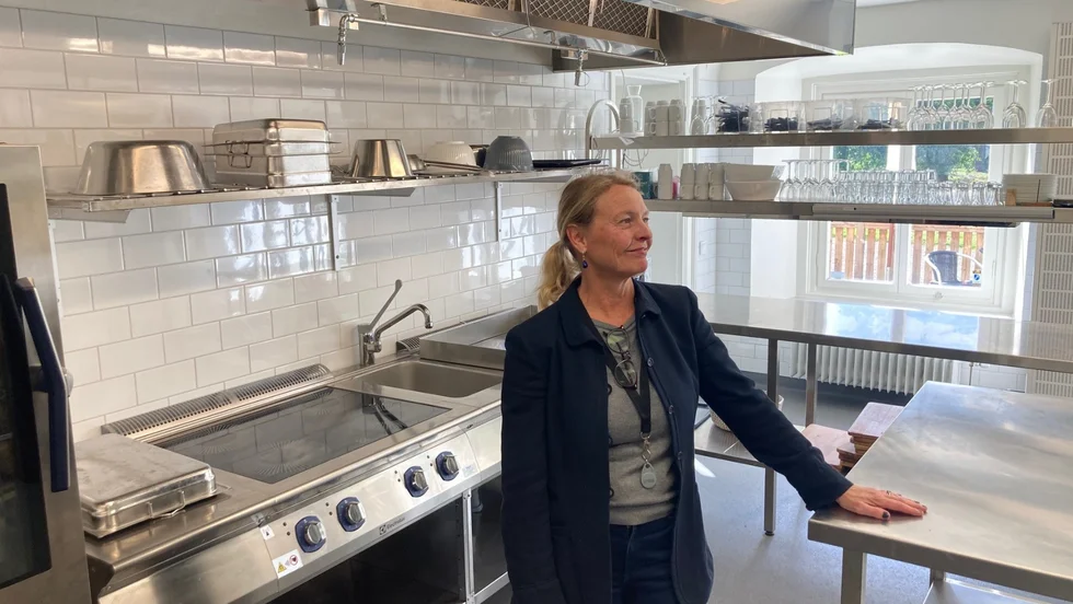 Ulrika di Martini Brakel visar upp det sprillans nya restaurangköket.