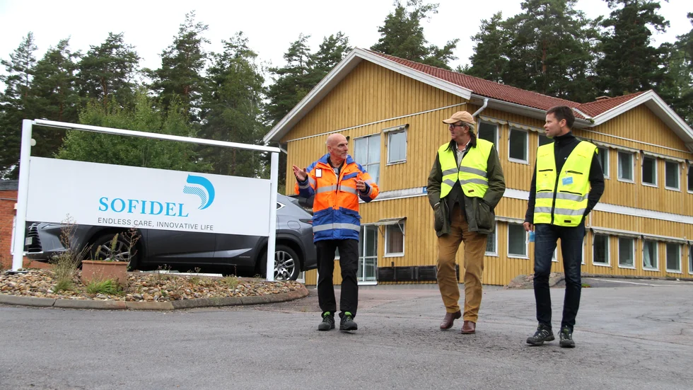 Sofidel Sweden AB:s vd Roger Svensk och Meva Energys vd Niclas Davidsson flankerar Kindas kommunalråd Christer Segerstéen (M) när de presenterar parternas storsatsning.