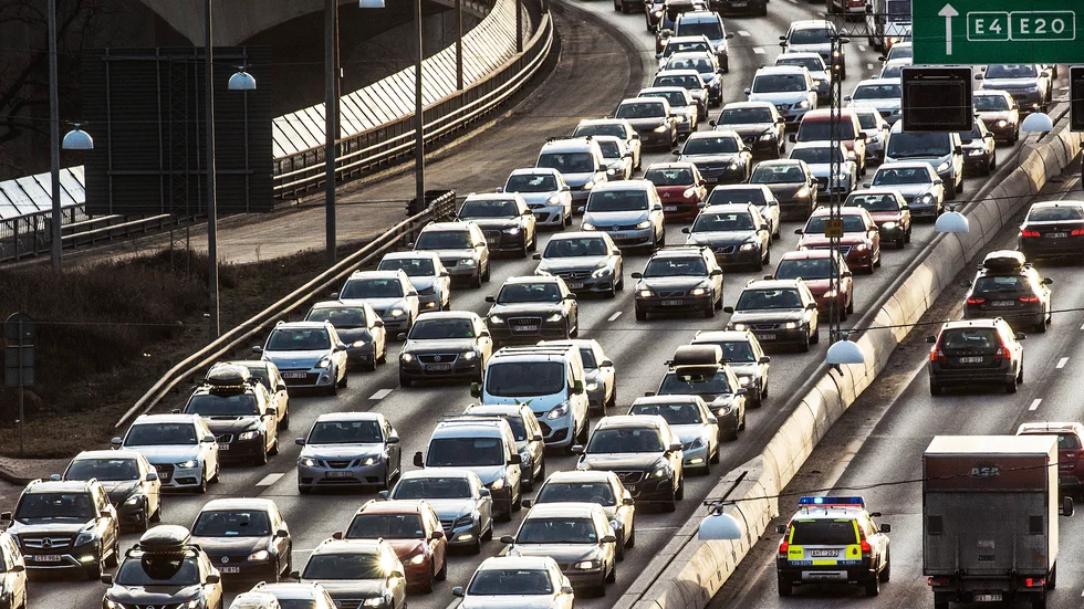En och en i varsin bil där det finns väl utbyggd kollektivtrafik eller hundratals passagerare på en båt där alternativen saknas. Vilket färdmedel ska man i första hand försvåra för?