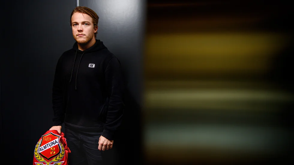 Lagkaptenen Emil Berglund är inne på sin andra säsong i Almtuna. På fredag leder han laget i premiären mot nykomlingen Troja-Ljungby.