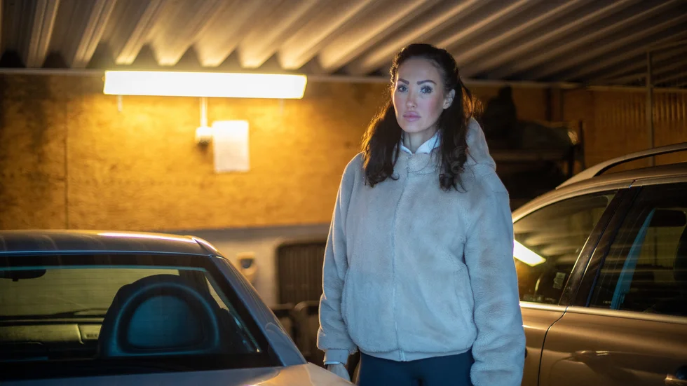 Cecilia Karman fick sin Mercedes sönderslagen på Hjortensbergskyrkans parkering i Nyköping. Nu står bilen parkerad i garage i väntan på reparation.