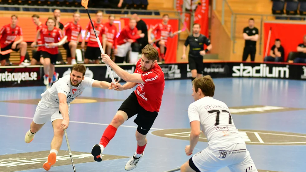Storvretas Tobias Gustafsson klipper till i den andra perioden mot Mullsjö. Inget mål den här gången och Storvreta är satt under press eftersom det blev stryk i semifinalens tredje match.