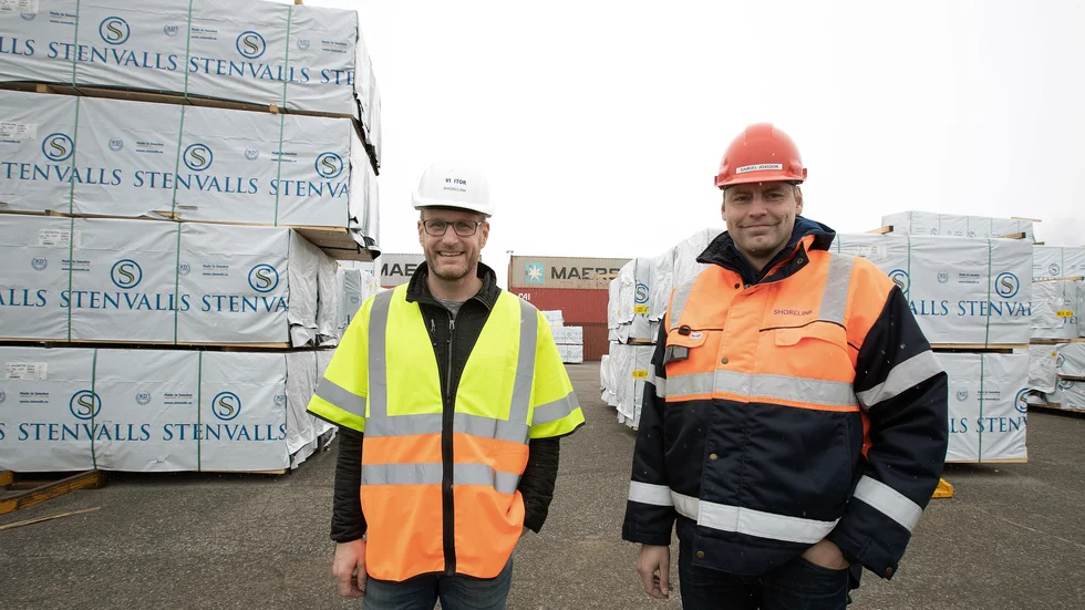 Roger Bergman, marknadschef på Stenvalls trä och Samuel Jonsson, affärsområdeschef på Shorelink, tycker att satsningen på miljövänliga transporter med järnväg är mycket bra då infrastrukturenredan finns ute på Haraholmen.