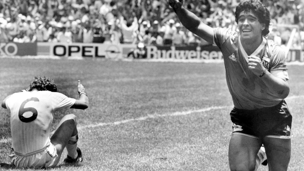 Maradona jublar efter sin osannolika soloraid mot England i Mexiko-VM 1986. En av de magiska sekvenser som förvandlar fotboll till skön konst. Samtidigt får man aldrig glömma att det finns sådant som är viktigare än fotboll.