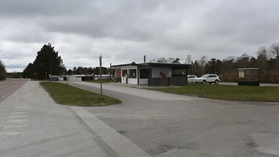 Här vid busshållplatsen i Havdhem börjar insändarskribenterns imaginära drömresa.